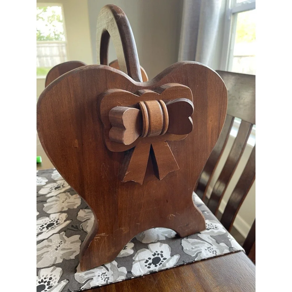 Large VTG Heart-Shaped Wood Basket with 3D Bows Magazine Holder